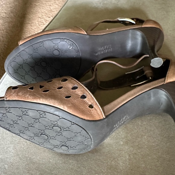 Heels - Picture 3 of 3